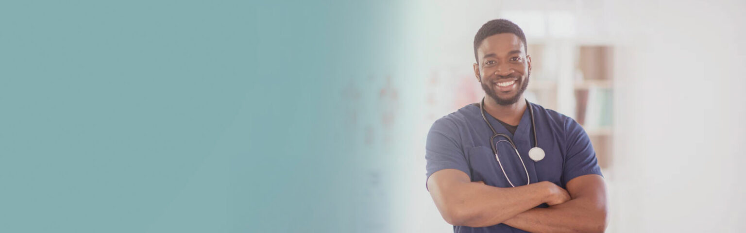 Do lado esquerdo um fundo cinza clado e do lado direito Foto de um médico negro sorrindo de braços cruzados em um fundo branco. .