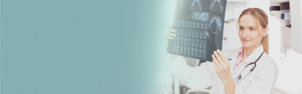 do lado esquerdo um fundo cinza claro e do lado direito foto de uma médica branca analisando uma radiografia.