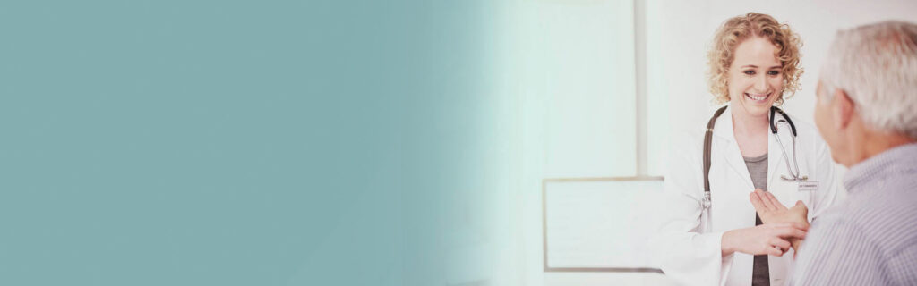 do lado esquerdo um fundo cinza claro e do lado direito foto de uma médica atendendo um paciente idoso no consultório.