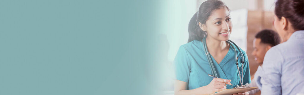 do lado esquerdo um fundo cinza claro e do lado direito foto de uma médica conversando com um paciente fazendo anotações em uma ficha.